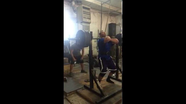 'Ole M. Hansen 530 Lbs light weight front squat at Metroflex gym Arlington!'