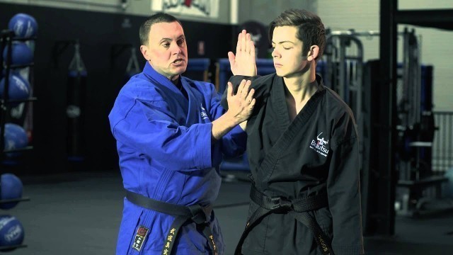 'Bujutsu Weekly Self Defence Tip - Wrist lock to hammer lock'