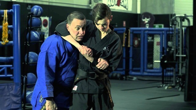 'Bujutsu Weekly Selfe Defence Tip - Headlock escape'