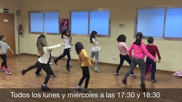 'Clase dance fitness para papás y mamás + hip hop para niños'