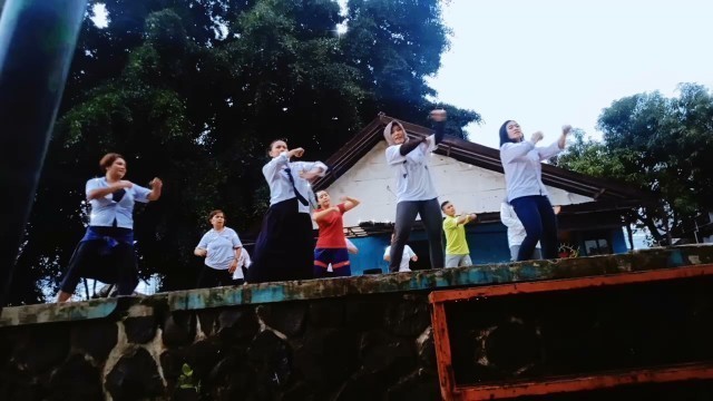 'Senam Kreasi DJ Uwih Mengerikan /Aerobik Mix // Dance Fitness in Pamoyanan Bandung // Tiktok Viral'